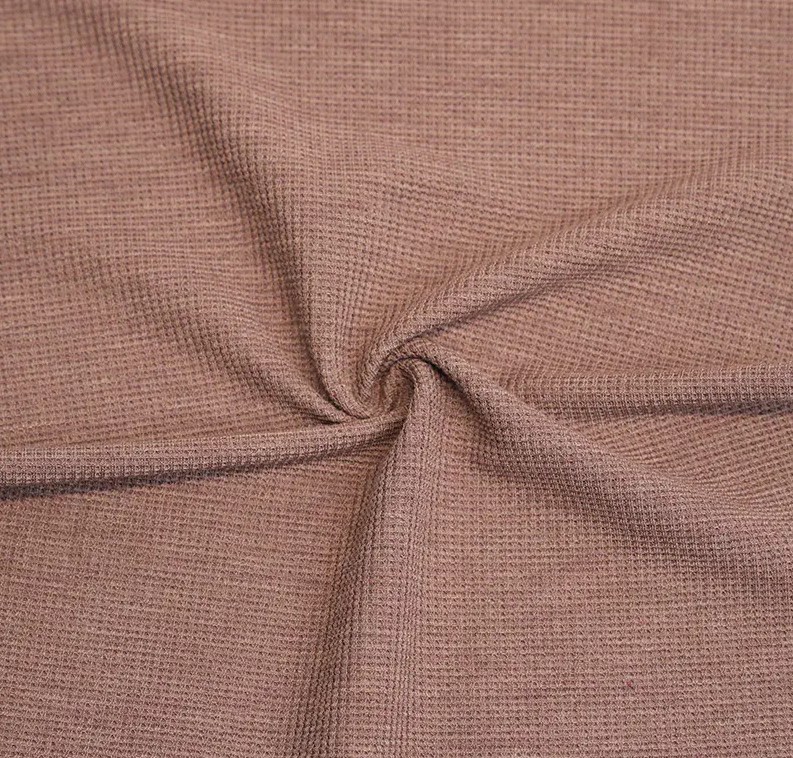 Hogyan befolyásolja a gofriszerkezet a bambusz/poliészter nyújtó gofri teljesítményét?